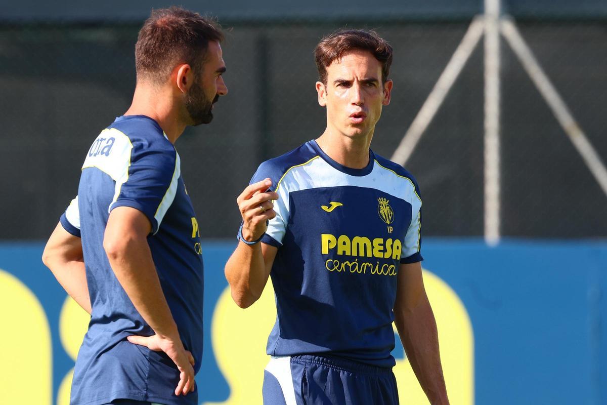 Iñigo Pérez, en el último entrenamiento del Villarreal previo a medirse al Racing de Santander junto a su segundo, Adrián López.