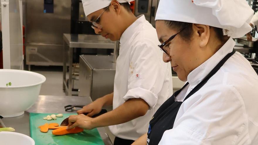 Cocinar sin tirar nada: la nueva lección para los futuros chefs de Ibiza