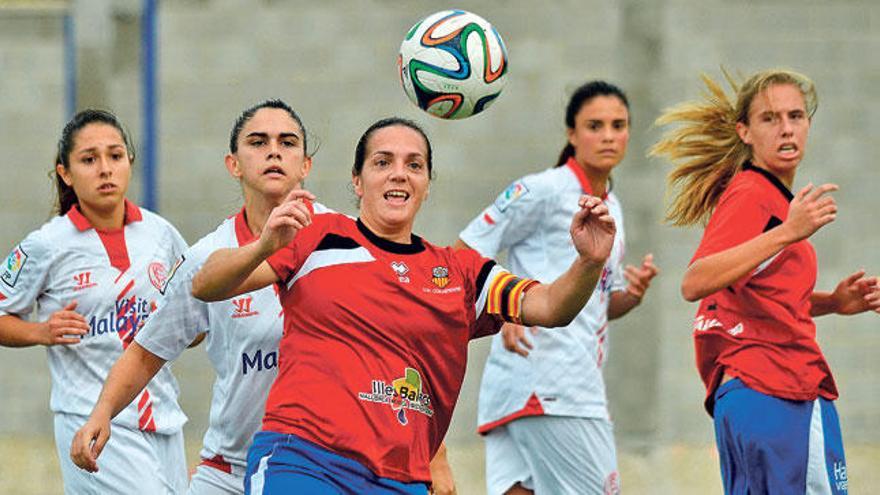 Pili Espadas intenta controlar el balón en una jugada del partido de ayer.