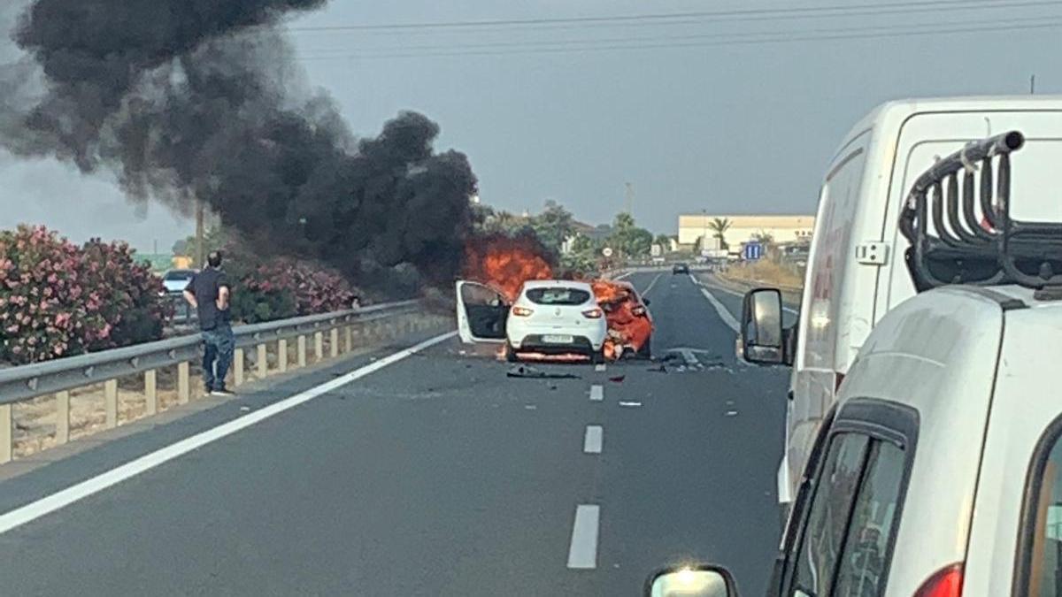 Arde un coche en Sangonera la Seca