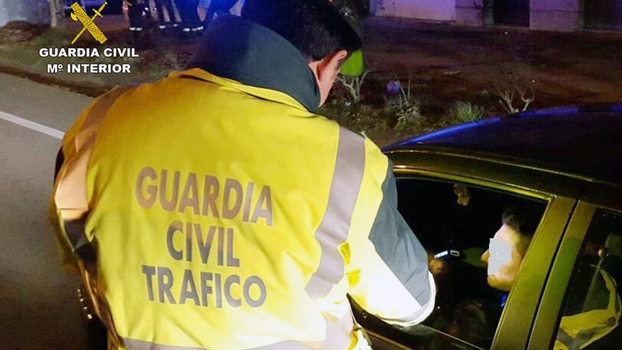 Un agente de la Guardia Civil, realizando una prueba de alcoholemia