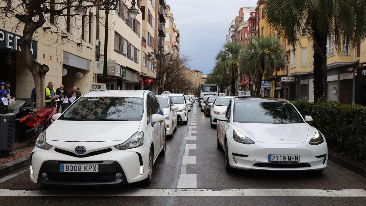 Los taxistas colapsaron el centro de Zaragoza para protestar contra la llegada de Bolt la pasada semana.