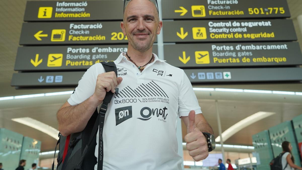 Sergi Mingote en el aeropuerto de El Prat este jueves, antes de poner rumbo a Nepal