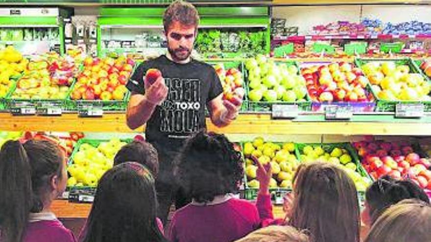 Escolares en un supermercado
de Gadis durante el programa
Alimentes.   | // S.G.