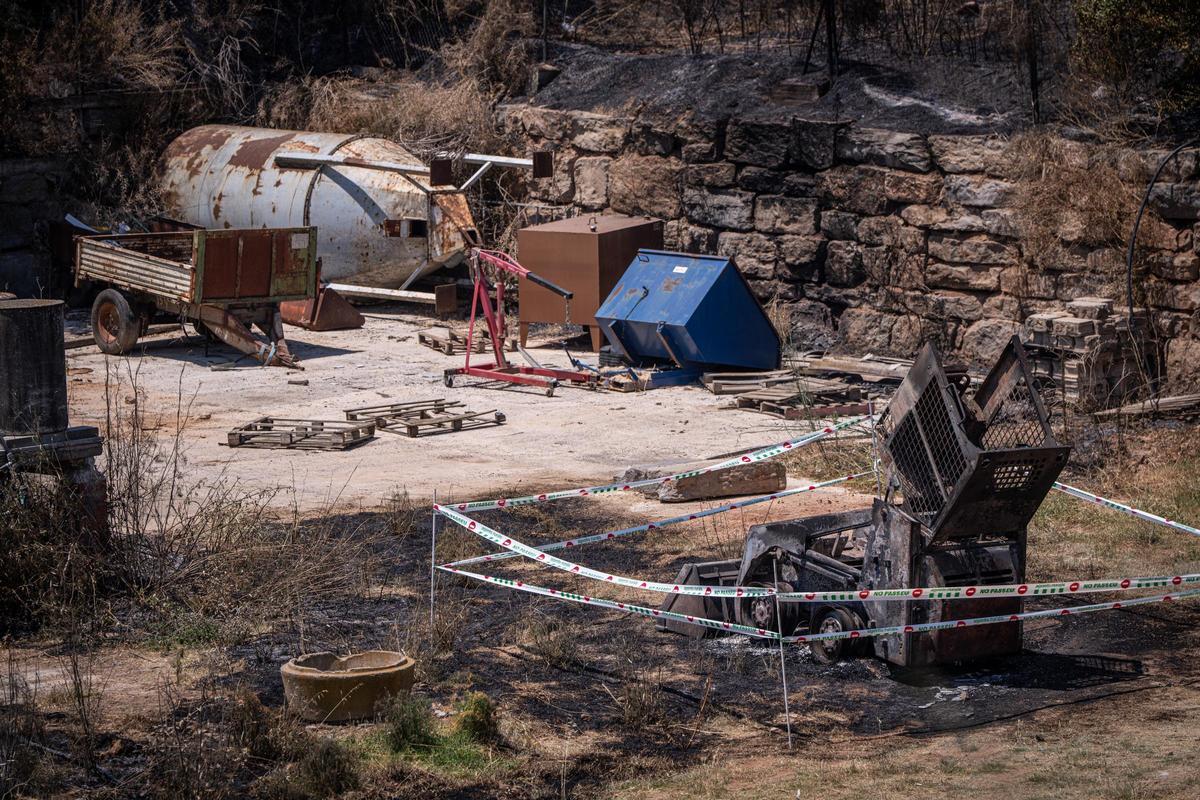 Imágenes del punto donde se originó el incendio forestal de Sentmenat tras incendiarse una excavadora en una explotación agrícola.