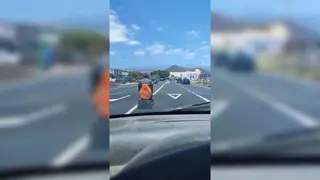 La arriesgada maniobra de una silla de ruedas en una carretera de Tenerife que no terminó en accidente de milagro