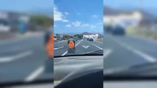 Silla de ruedas por la carretera en Las Chafiras