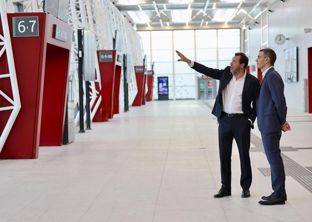 El presidente del Gobierno y el ministro de Transportes visitan el nuevo vestíbulo de Chamartín, en Madrid, un día antes de su apertura este martes.