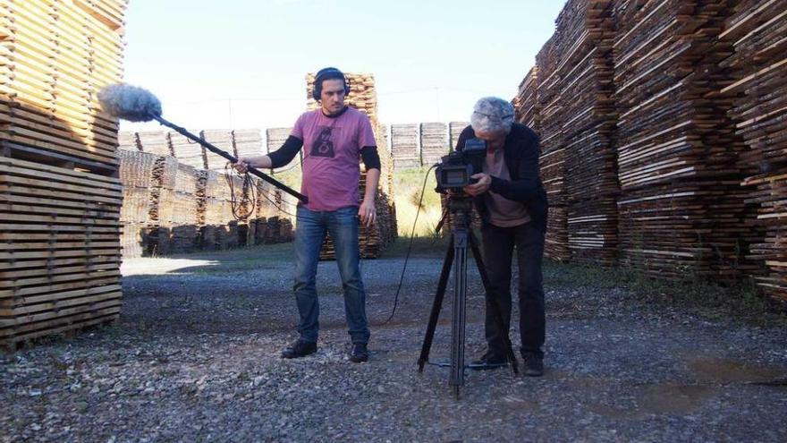 Por la izquierda, Franck Delpech y Jean Jiménez, ayer, filmando en las instalaciones de Siero Lam.