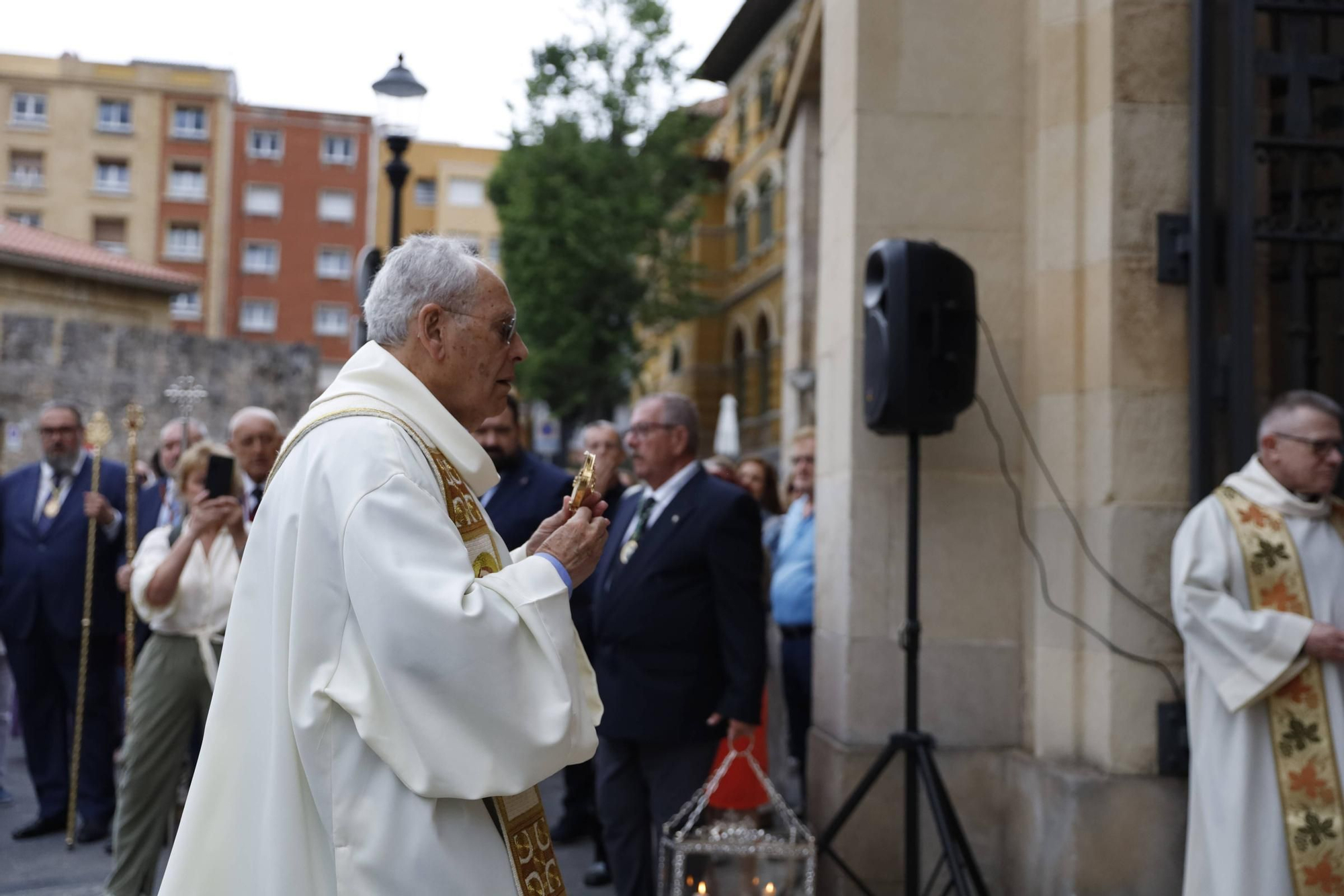 Pétalos, incienso, niños... así fue la procesión del Corpus Christi en Gijón (en imágenes)