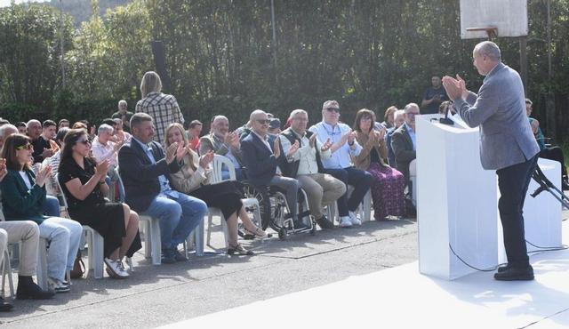El presidente de Adisbismur, Ramón Sestayo, y asistentes a la presentación.