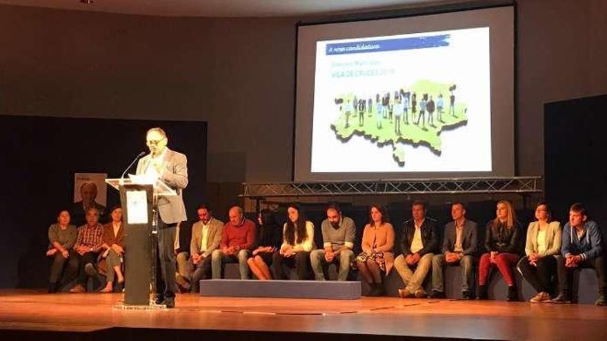 El candidato popular, Jesús Otero, ayer, durante su intervención en el mitin central, que abarrotó el Auditorio Municipal Xosé Casal para presentar su programa electoral a los asistentes.