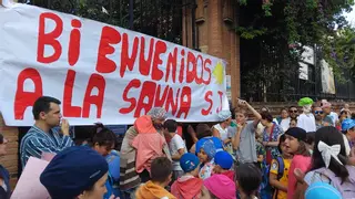 Alumnos de un colegio de Triana acuden a clase en albornoz para protestar por el calor: "Bienvenidos a la sauna"