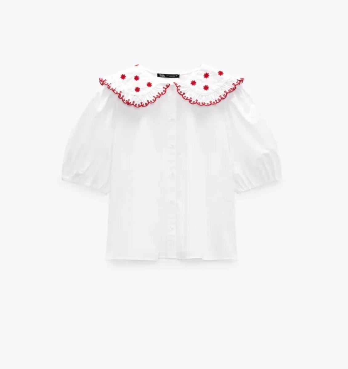 Blusa blanca con cuello bobo en tonos rojos de Zara