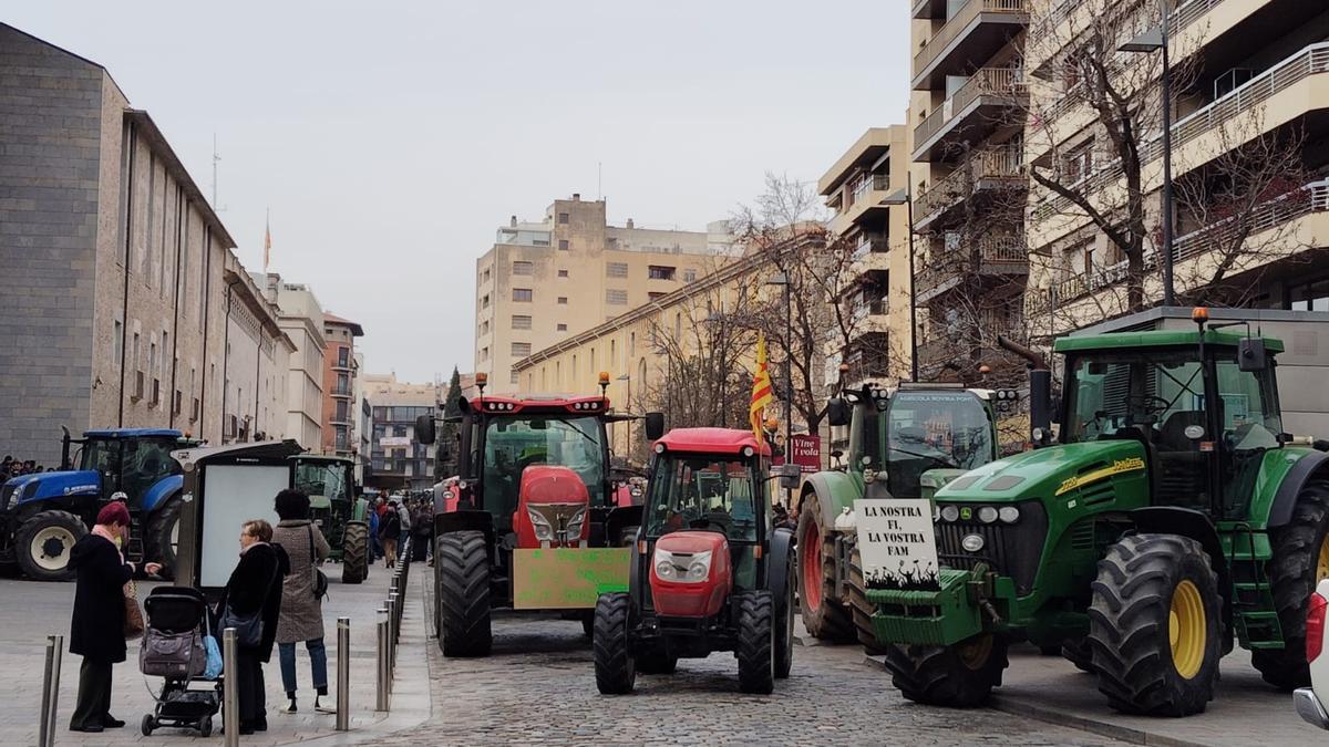 Més de 200 tractors es concentren a Girona.