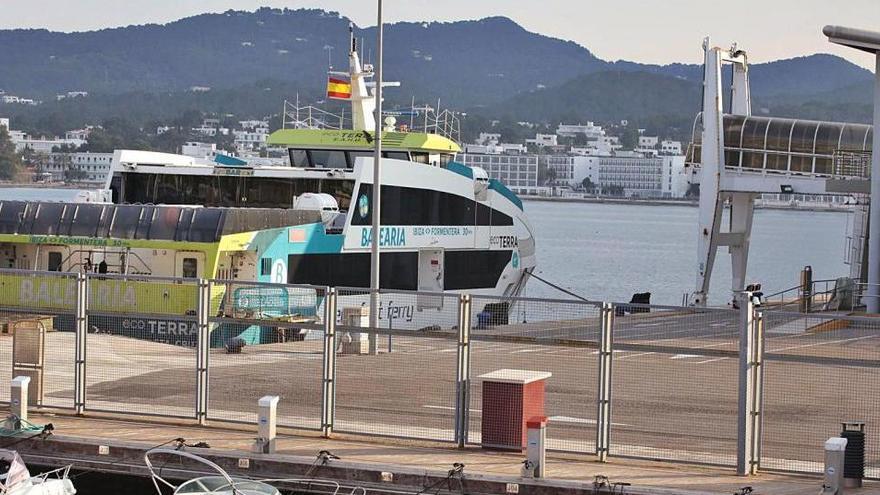 Un ferri atracado en el puerto de Sant Antoni.