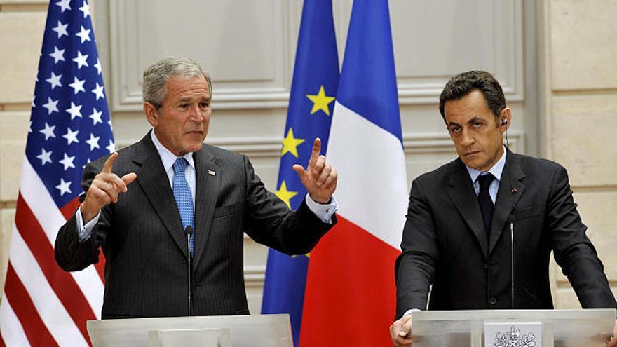 El presidente francés, Nicolás Sarkozy y el presidente estadounidense, George W Bush, dan una rueda de prensa conjunta en el Palacio del Elíseo en París, Francia. Éste es el segundo encuentro que han mantenido ambos mandatarios desde la llegada de Bush a Francia.
