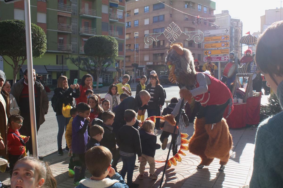 Los más pequeños y sus familias han disfrutado de divertidas actividades como pintacaras, talleres y un original pasacalle por la avenida.