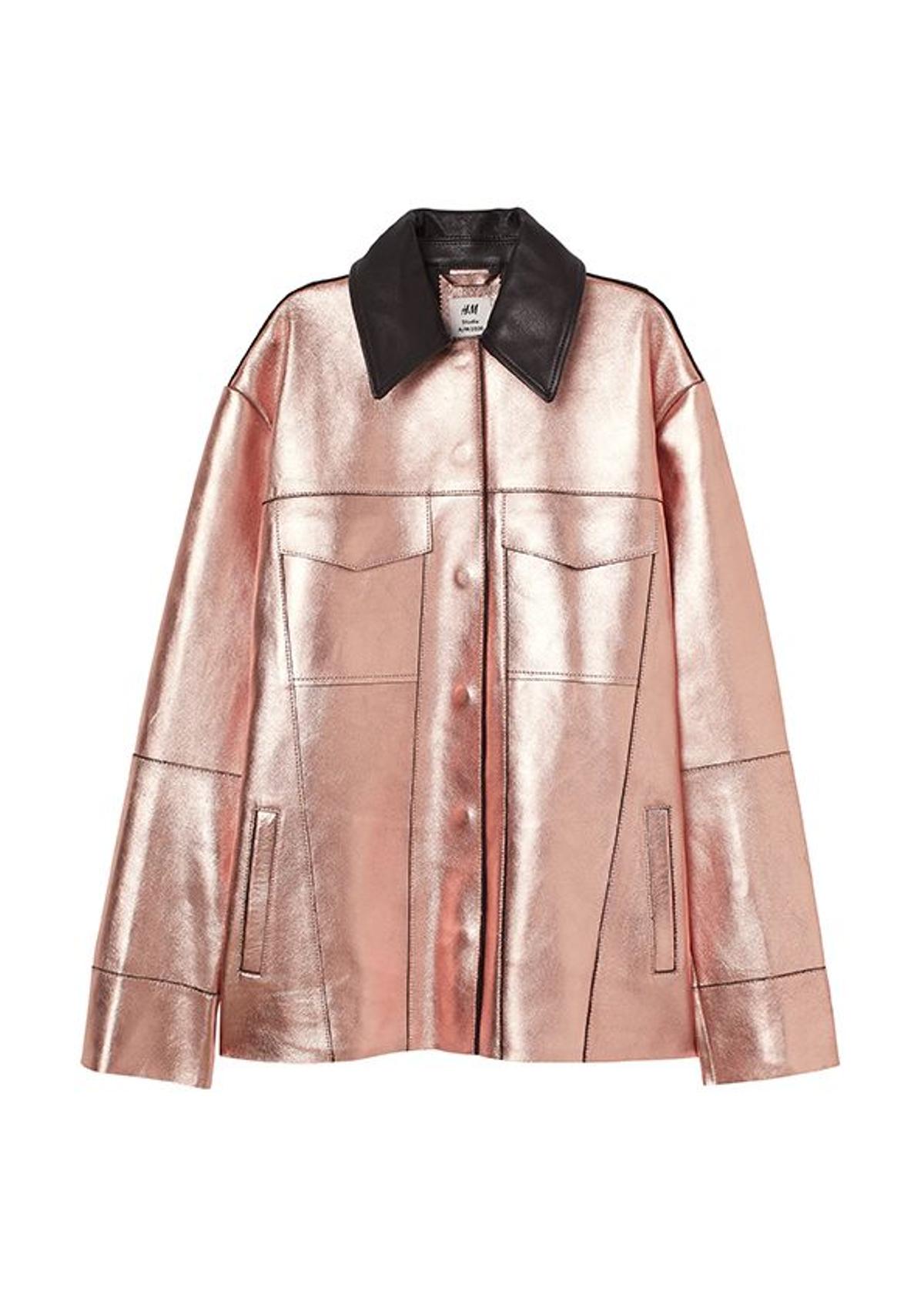 Chaqueta de piel metalizada de H&M Studio (199 €).