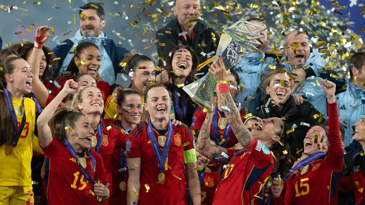 Las jugadores de la selección española levantan el trofeo de la Nations League