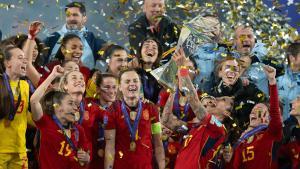 Las jugadores de la selección española levantan el trofeo de la Nations League