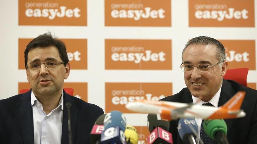 El director de EasyJet, Javier Gándara (izquierda), ayer, con el director del aeropuerto.