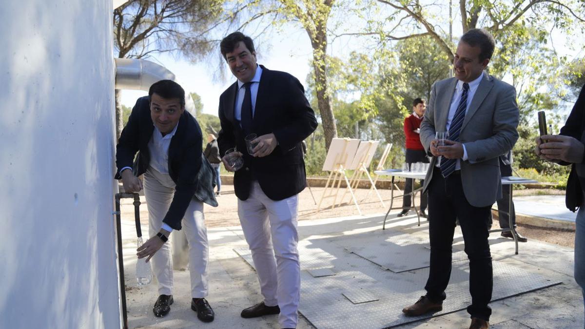 El alcalde, José María Bellido, coge agua del depósito nuevo de Cerro Muriano, junto a Jesús Coca y Rafael Carlos Serrano, presidente y gerente de Emacsa.