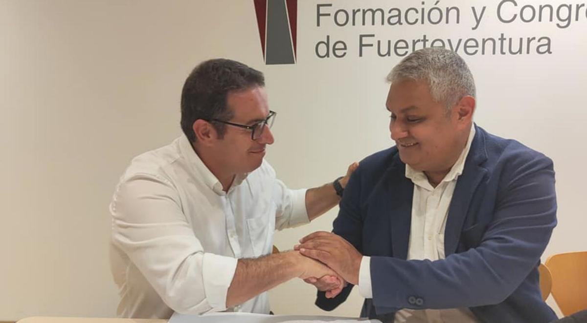 El alcalde de Puerto del Rosario, David de Vera, saluda a Juan Jiménez tras la firma del pacto de gobierno.