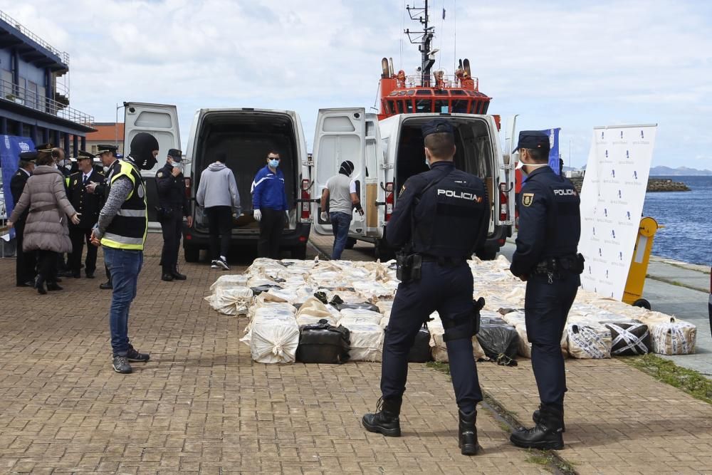 El "karar", abordado en alta mar y en el que se transportaba la droga, llegó ayer al puerto de Vigo . // Ricardo Grobas