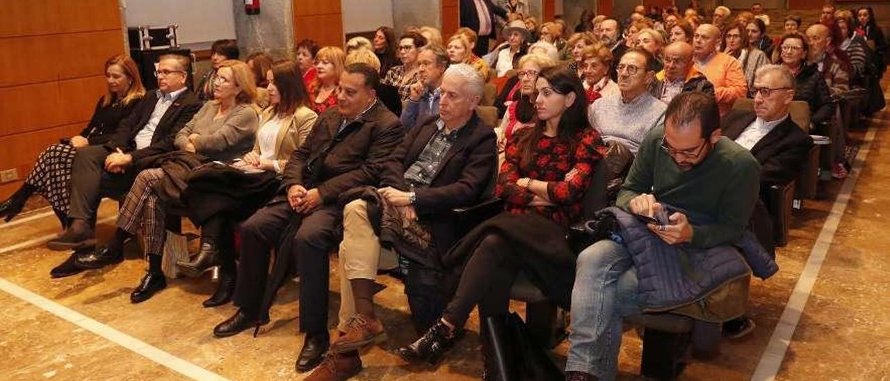 Público que asistió ayer a la conferencia del Club FARO en el Auditorio Muncipal do Areal. // José Lores