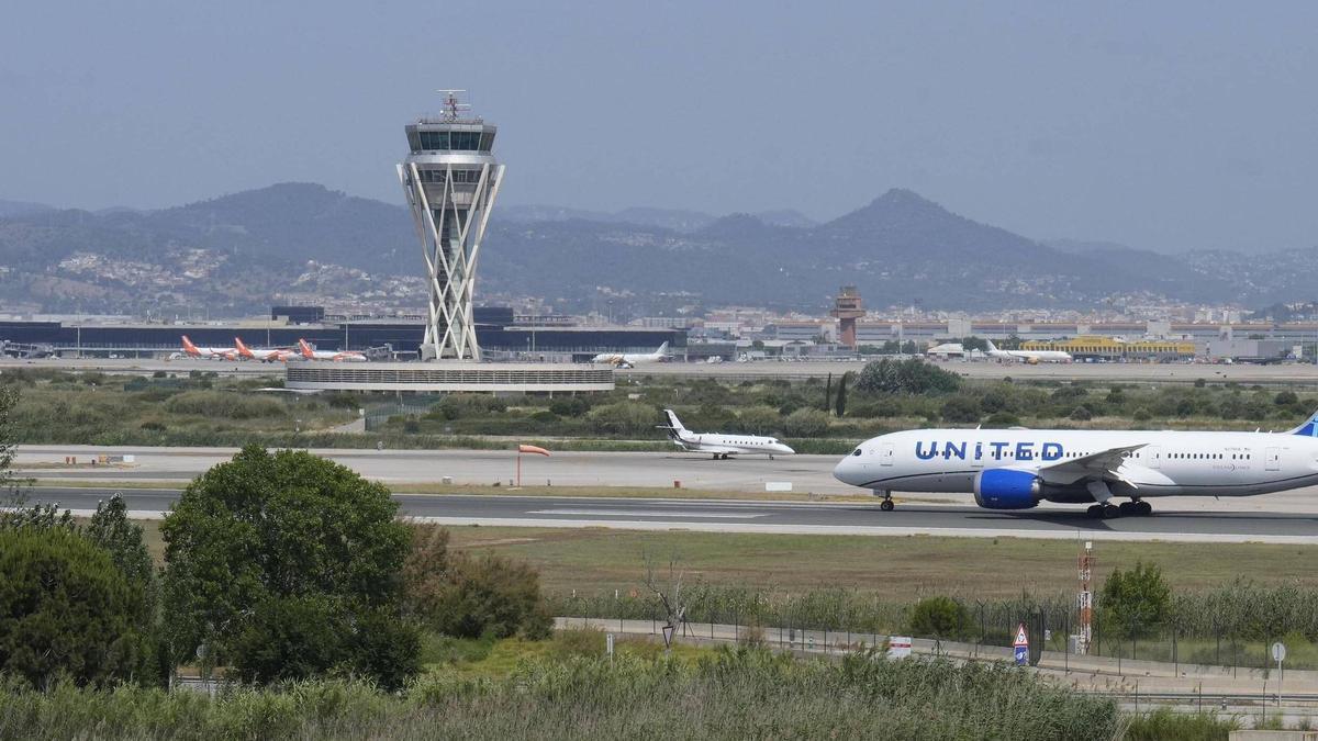 Pistas y torre de control en el aeropuerto de Barcelona-El Prat.