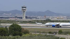 Pistas y torre de control en el aeropuerto de Barcelona-El Prat.