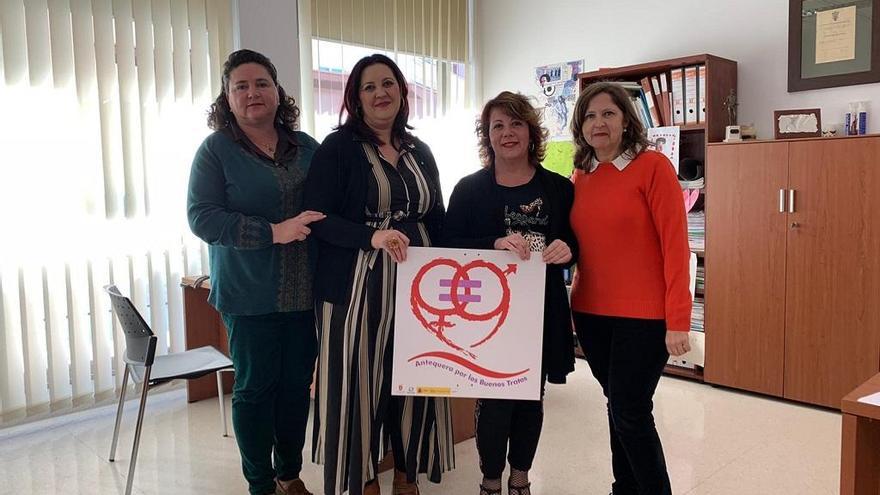 Cuatro de las cinco profesionales que atienden el Centro de Información de la Mujer en Antequera.