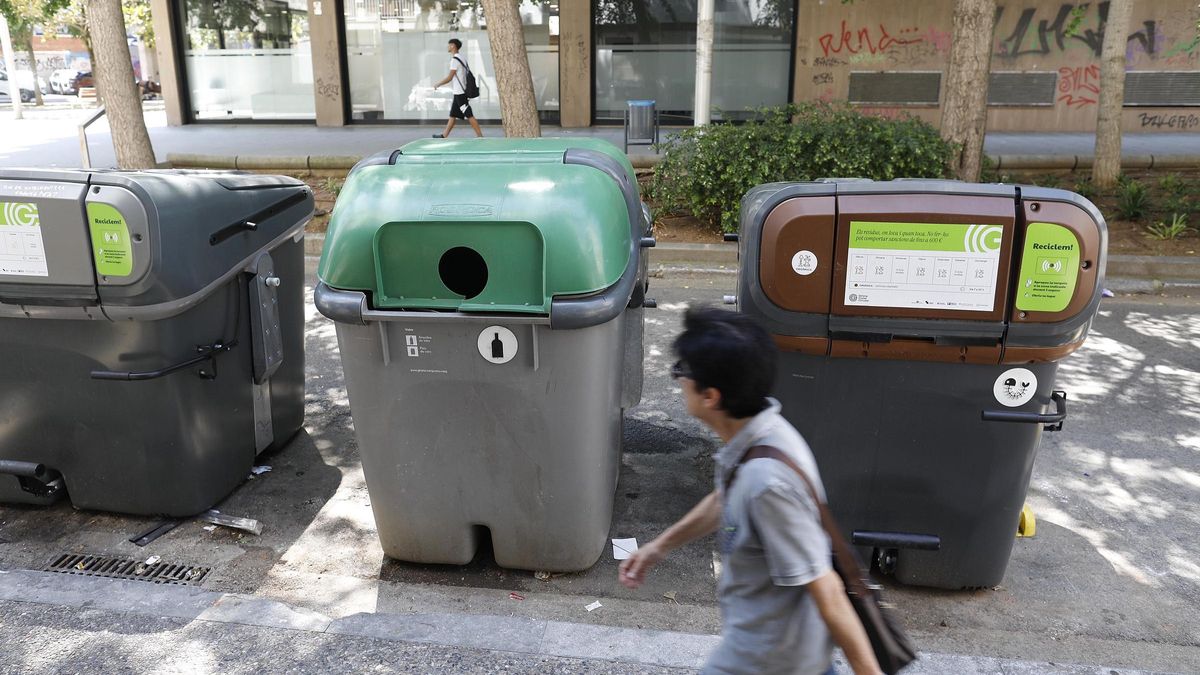 Una àrea de contenidors, amb el de vidre de l'antic model.