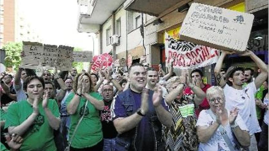 Acció &quot;Afectats per la hipoteca&quot; evita el primer desnonament a Barcelona