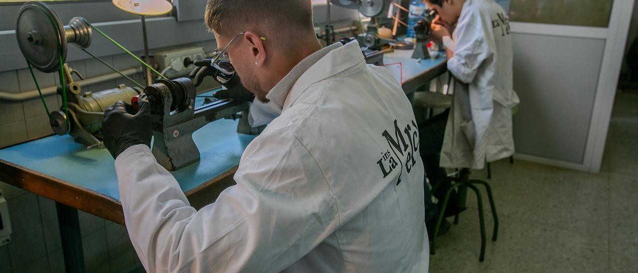 Alumnado de FP en una clase práctica, este curso en un instituto de Barcelona.