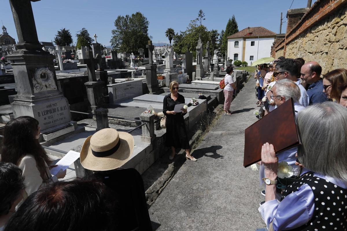 Oviedo. La Entidad Cultural Gaudiosa Asturias rinde homenaje a Leopoldo Alas Clarín en el 125.º aniversario de su fallecimiento en el cementerio de San Salvador
