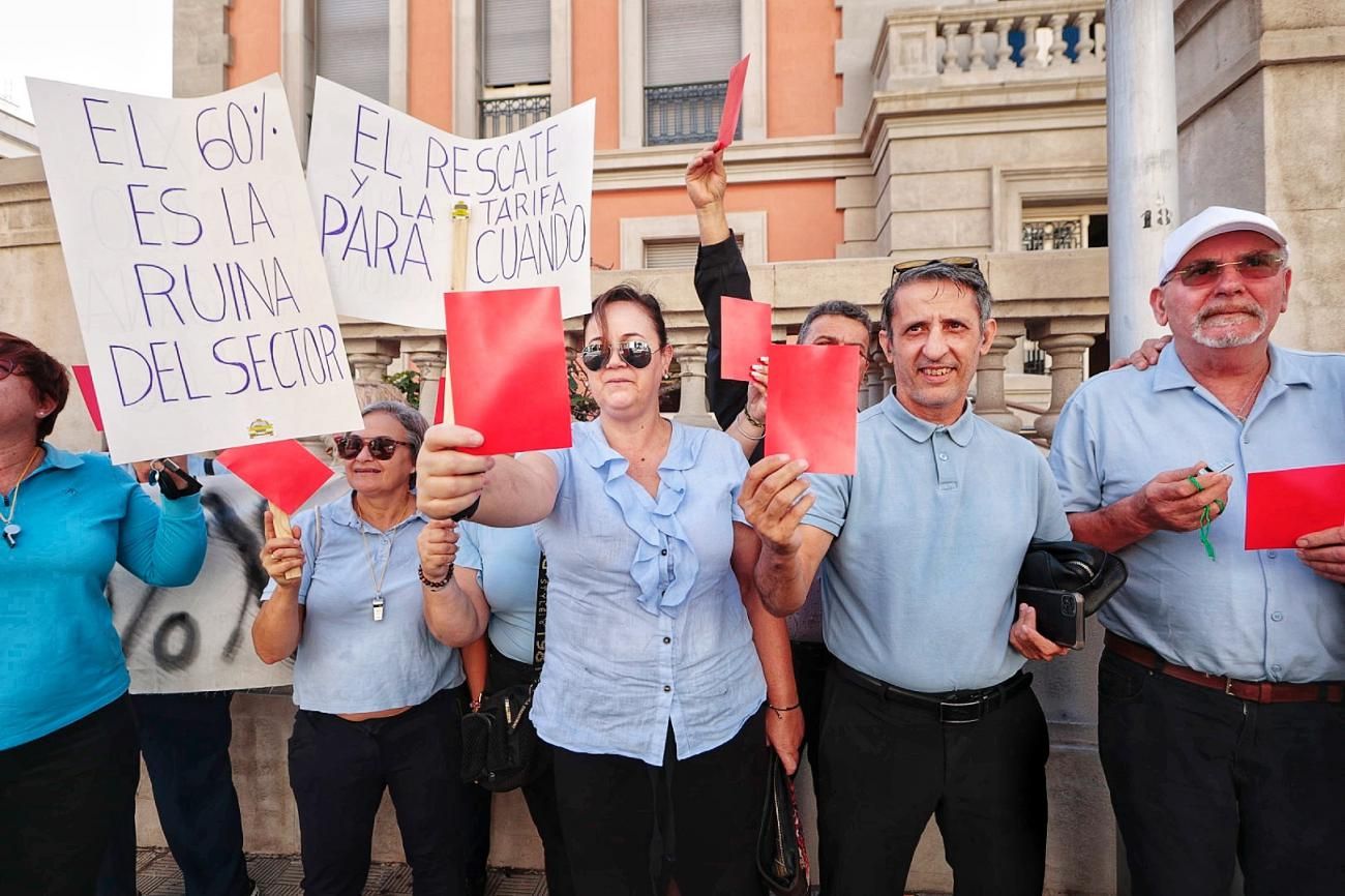 Concentración de taxistas por la Mesa del Taxi