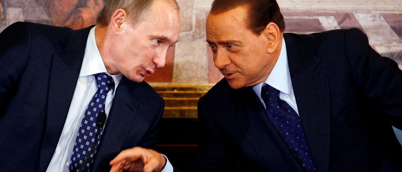 Silvio Berlusconi conversa con Vladímir Putin durante una rueda de prensa conjunta en Gerno, en abril de 2010.