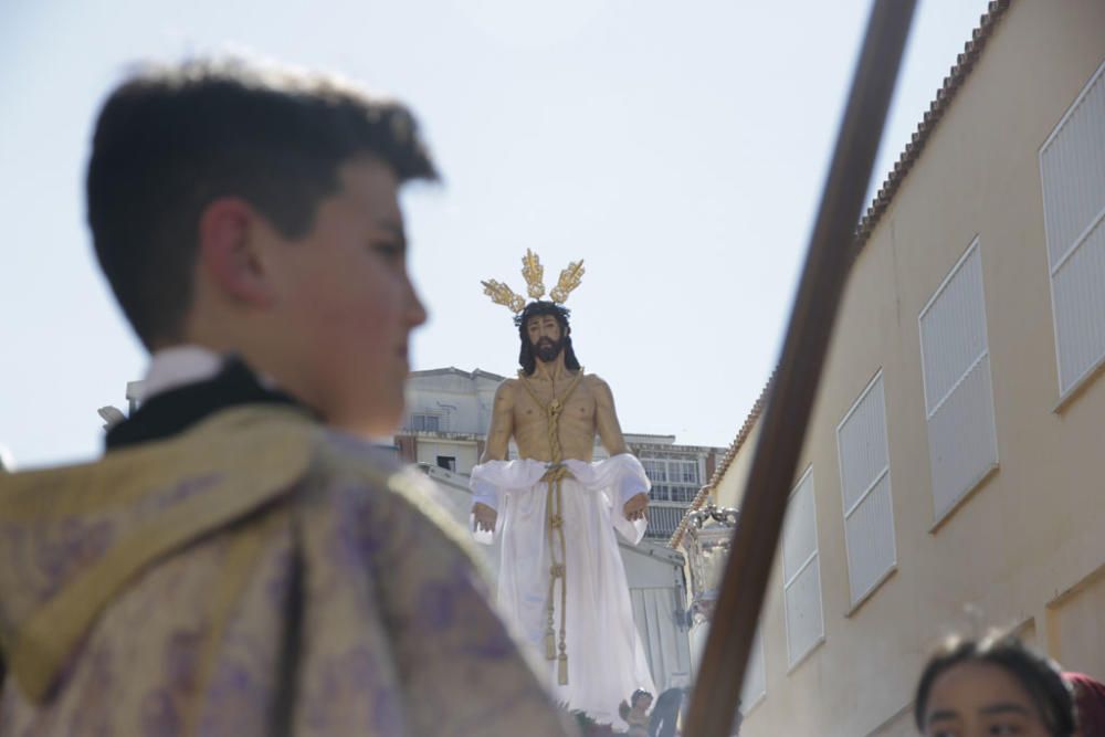 Desde un tinglao conjunto al colegio 'Espíritu Santo', a las cinco de la tarde del Viernes de Dolores comenzaba la Procesión de la Asociación de files de Jesús de la Salvación y la Virgen de la Encarnación.