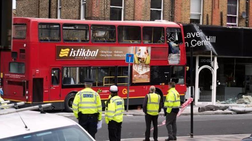 Londres Un autobús de dues plantes s&#039;encasta contra una botiga