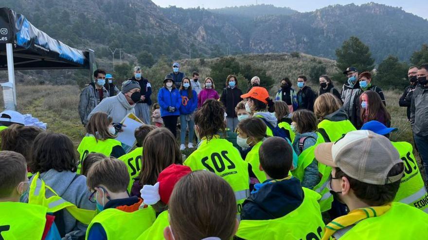 SOS Legado Humano reúne a 70 personas para recoger basuraleza y reforestar la Cresta del Gallo