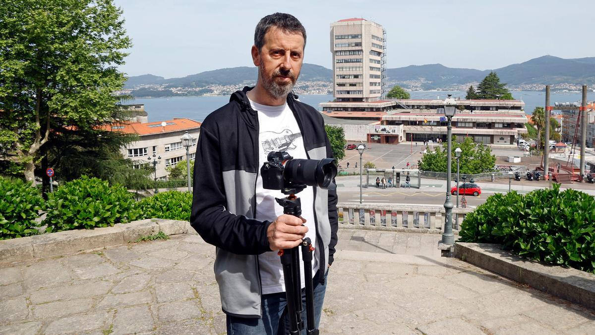 Jorge Calderón, en el monte de O Castro, ante el edificio del Concello de Vigo.