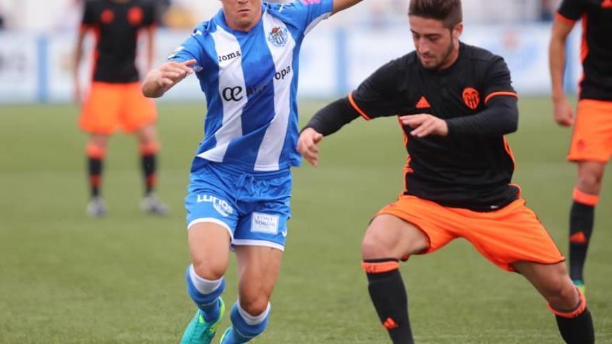 Fullana pugna con un rival en el Atlético Baleares-Valencia Mestalla de esta temporada.