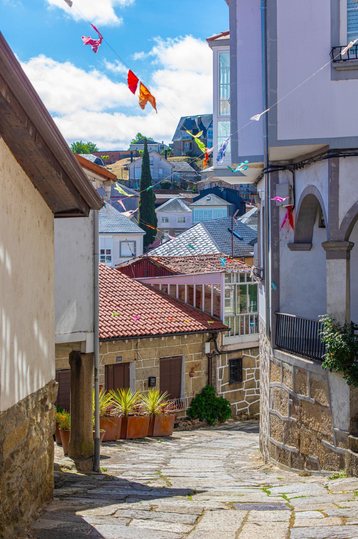 Las calles del pueblo de Castro Caldelas (Ourense)