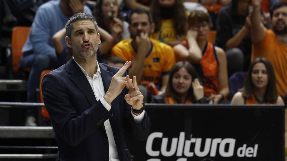 Rubén Burgos da instrucciones a su equipo ante el Schio