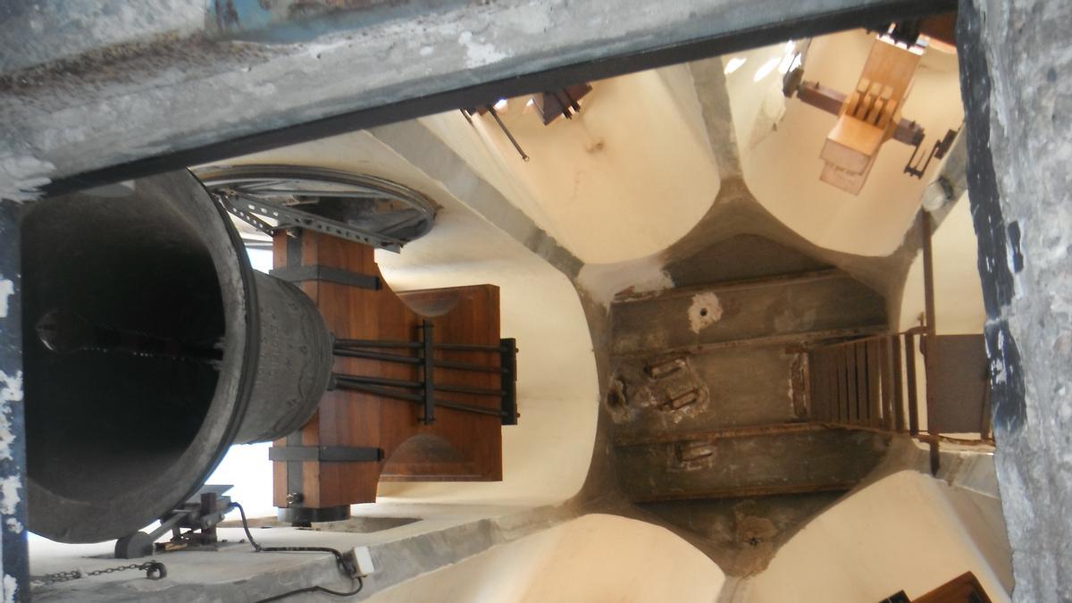 Campanas en la sala del campanario de la iglesia de Moixent.