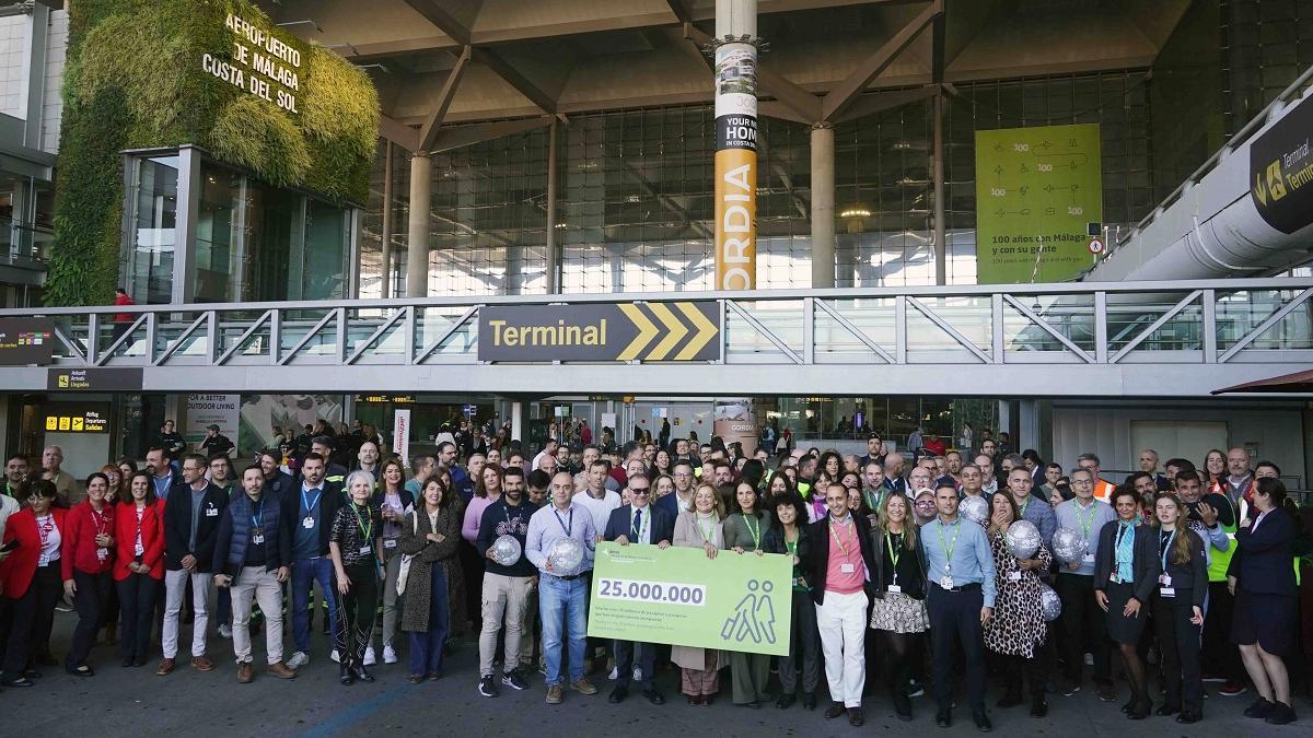 Trabajadores del Aeropuerto de Málaga con su director, Pedro Bendala, celebran los 25 millones de pasajeros, un nuevo hito alcanzado este año.