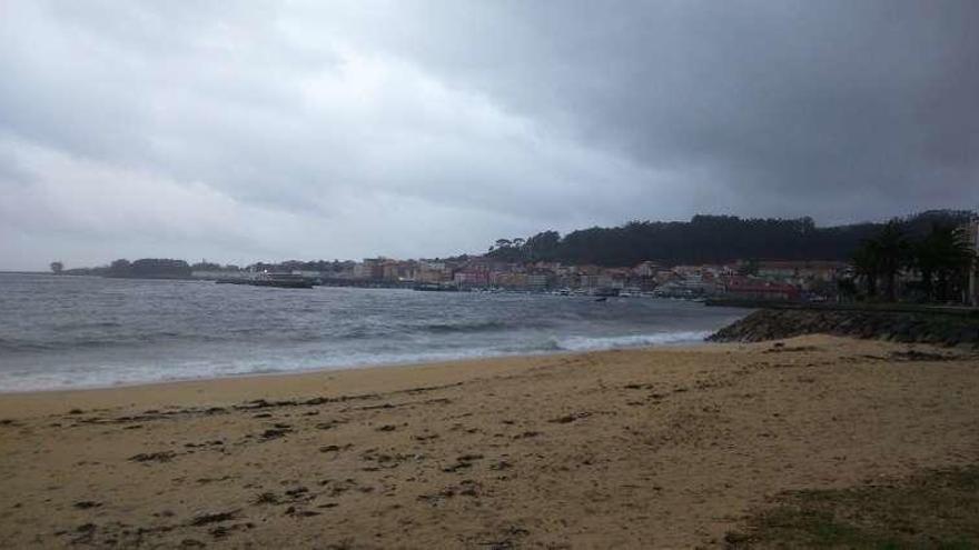 La playa de Rodeira con Cangas al fondo. // S.A.