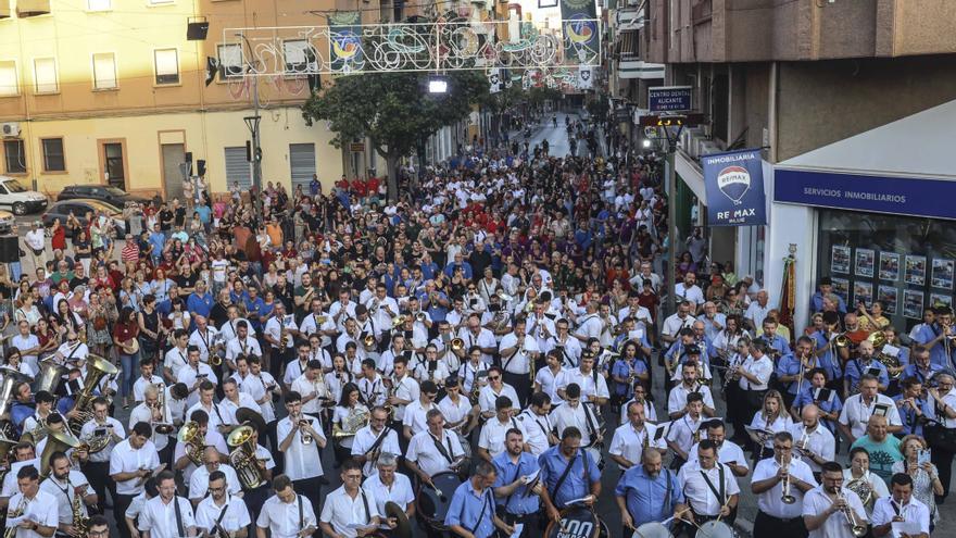 La entrada de bandas da comienzo a los Moros y Cristianos de San Blas